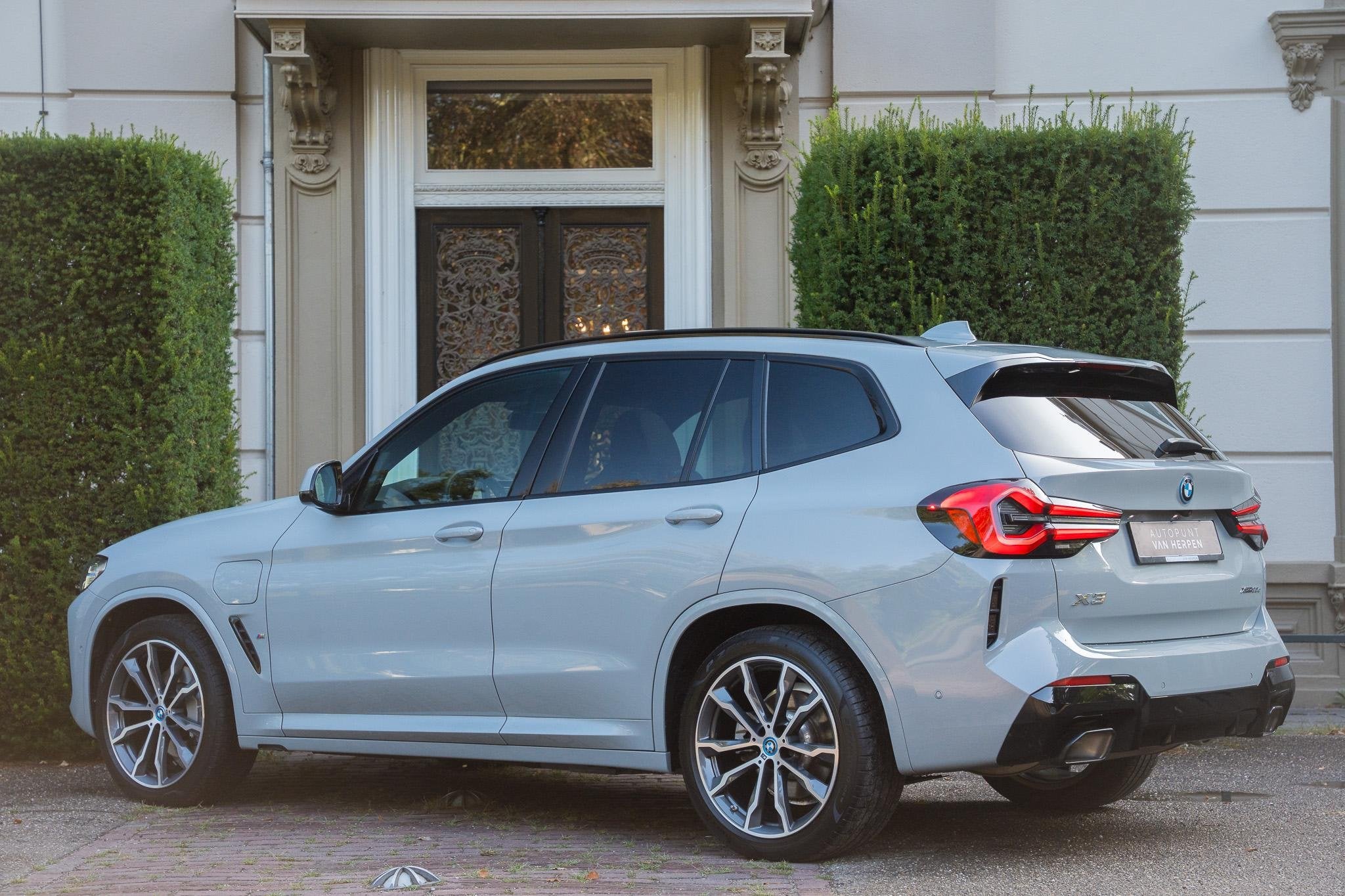BMW X3 xDrive30e High Executive TREKHAAK | PANO | KEYLESS |, Auto's, Gebruikt, 4 cilinders, 2000 kg, Bedrijf