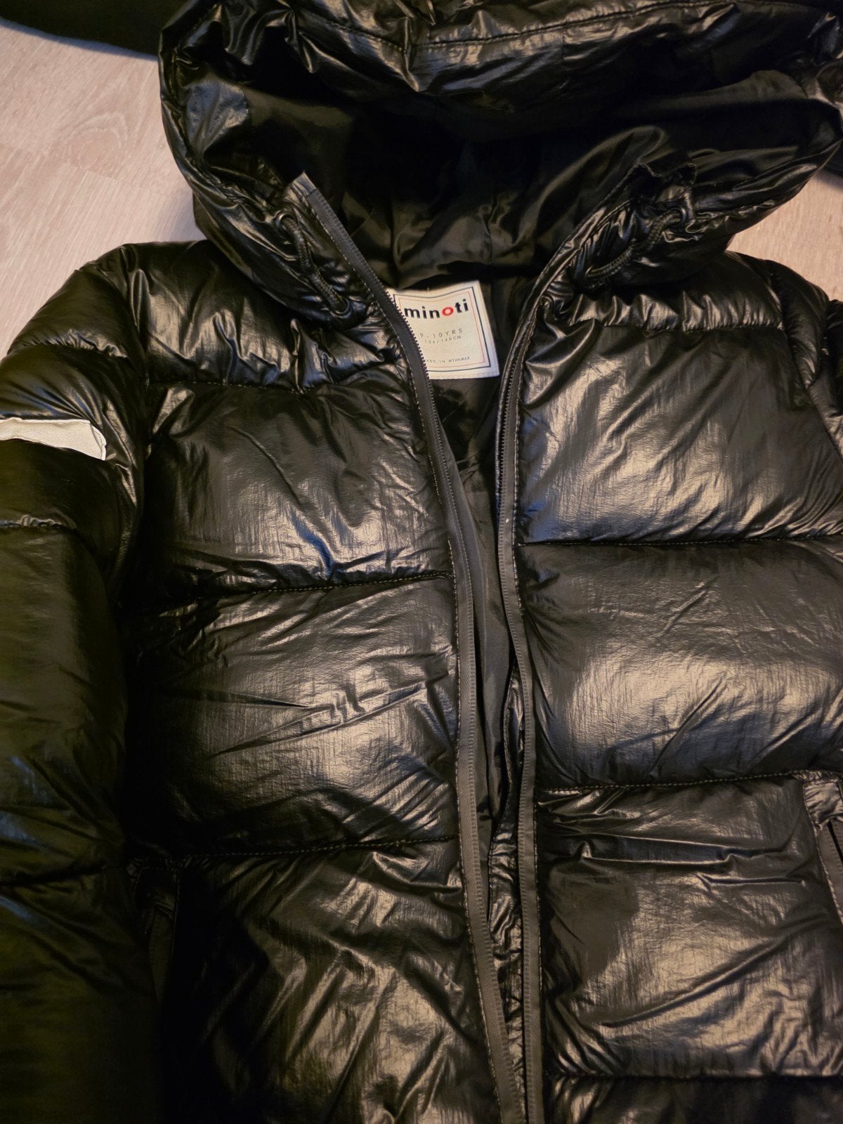 Minoti Zwarte Glanzende Puffer Jas met Capuchon 9-10 jaar, Ophalen, Zo goed als nieuw, Minoti, Jongen