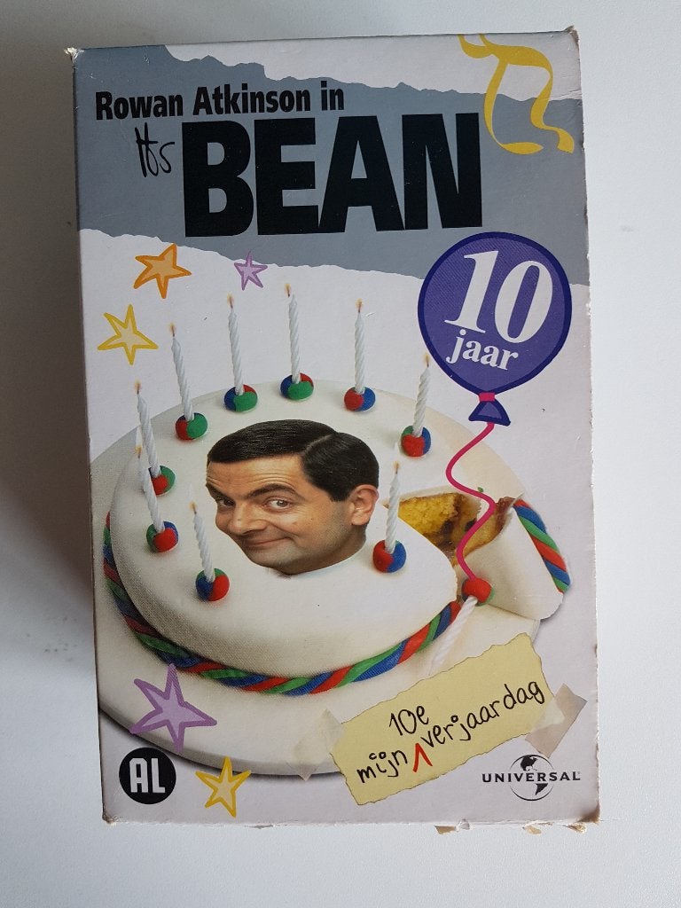 VHS box 10 jaar Mr. Bean, karton eromheen niet netjes, Alle leeftijden, Ophalen of Verzenden, Zo goed als nieuw, Documentaire