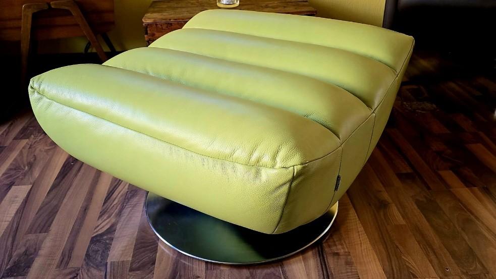Set van twee mooie comfortabele, draaibare hockers (poefs), Ophalen, Zo goed als nieuw, Leer