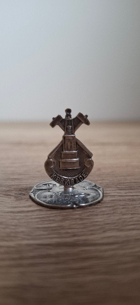 Kerkrade mijnsouvenir verzilverd standaardje met schildje