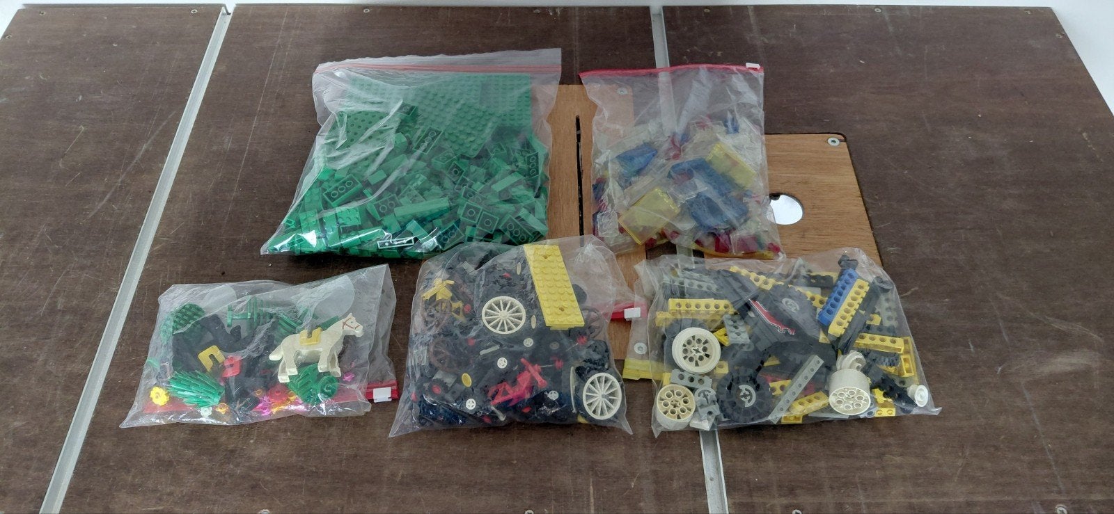 Foto 8 van Grote partij Lego. Gesorteerd op kleur en soort.