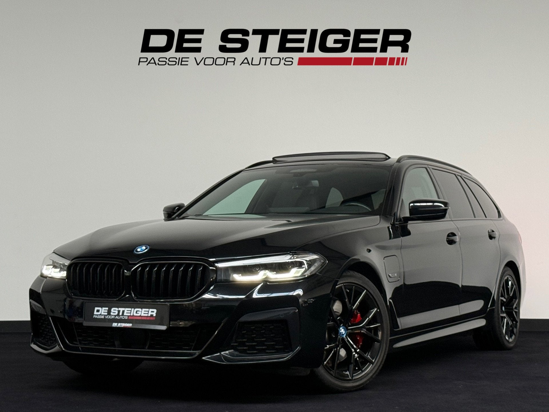 BMW 5-serie Touring 530e M Sport Pano Sfeer Trekhaak Driving, Auto's, 1998 cc, Achterwielaandrijving, Gebruikt, Zwart