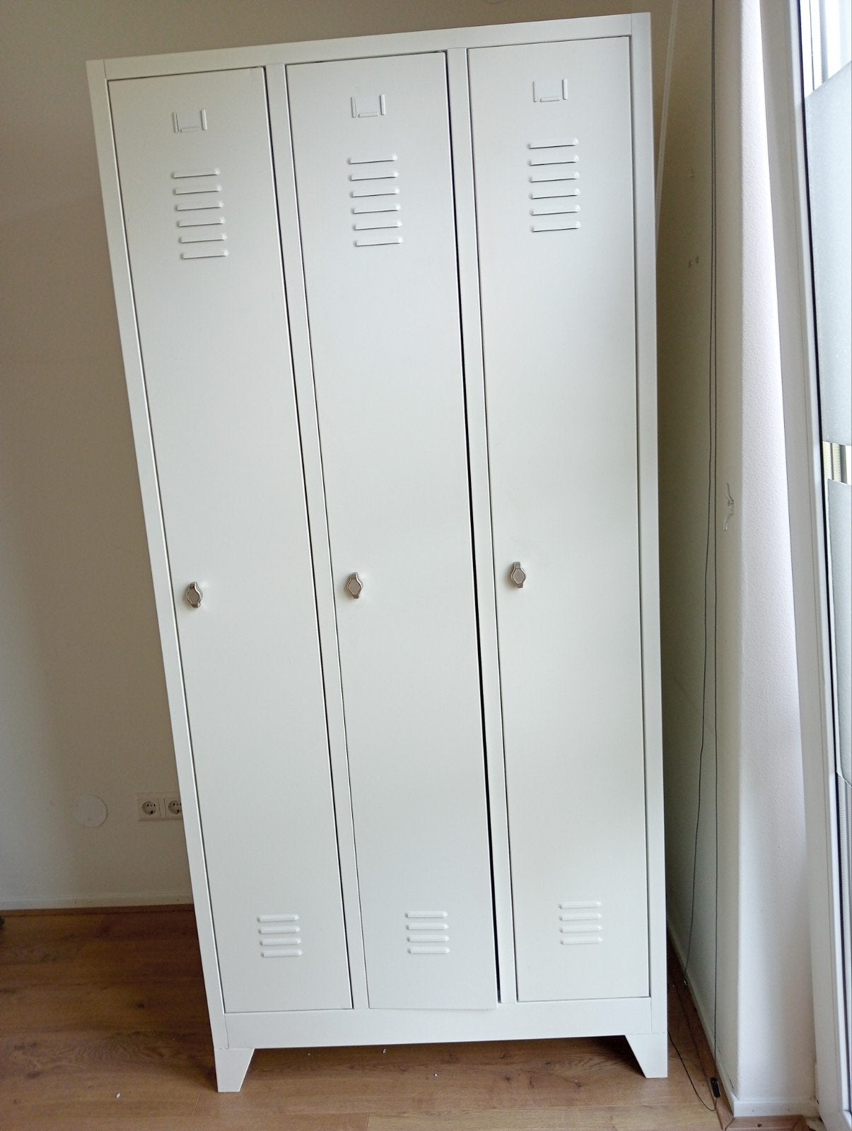 Witte metalen locker met 3 deuren, hang-en leggedeeltes, Ophalen, Zo goed als nieuw, Industrieel, Modern, Locker