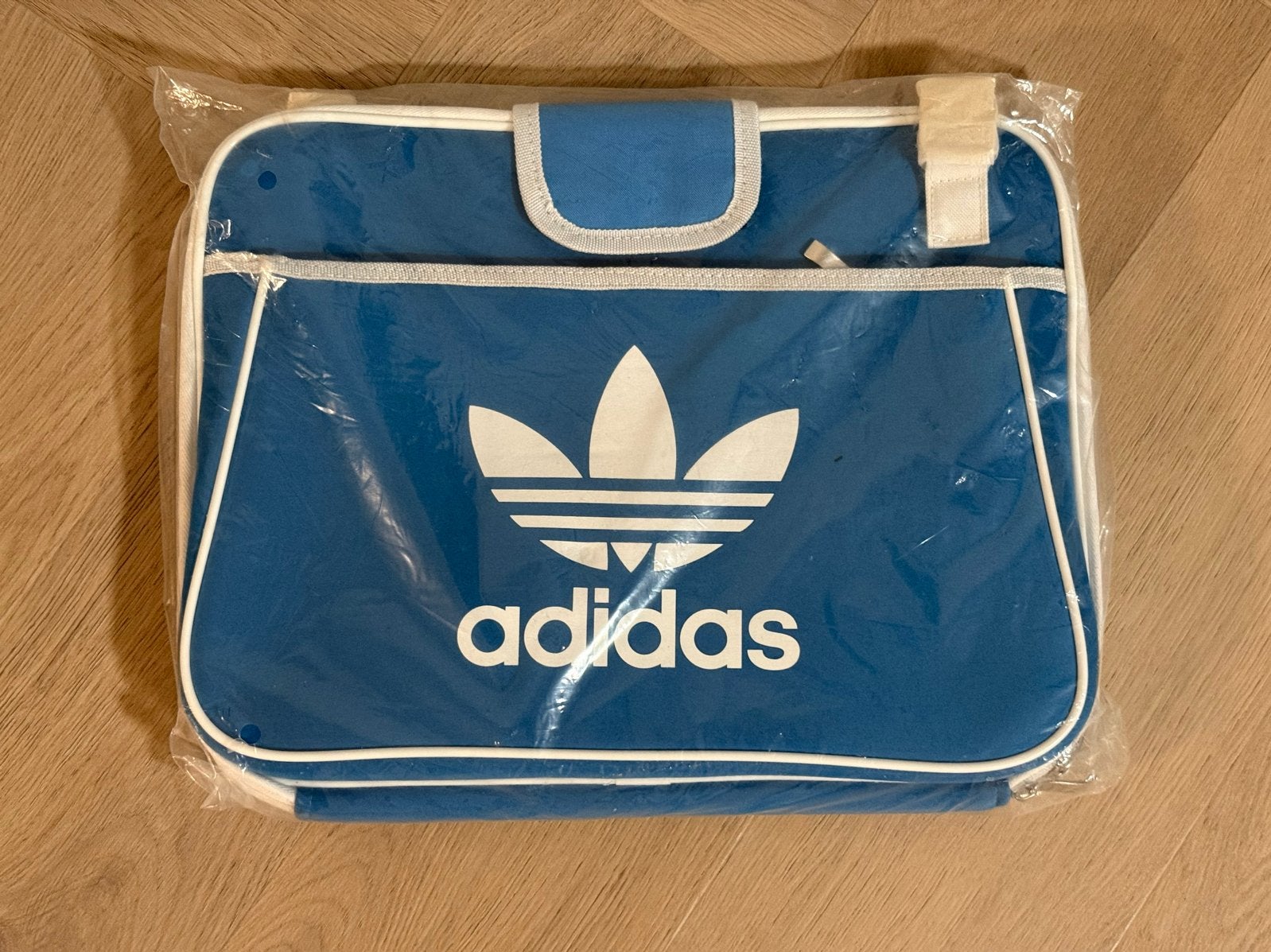 Nieuwe Adidas laptoptas/hoes - Blauw met wit logo, Computers en Software, Ophalen of Verzenden, Nieuw