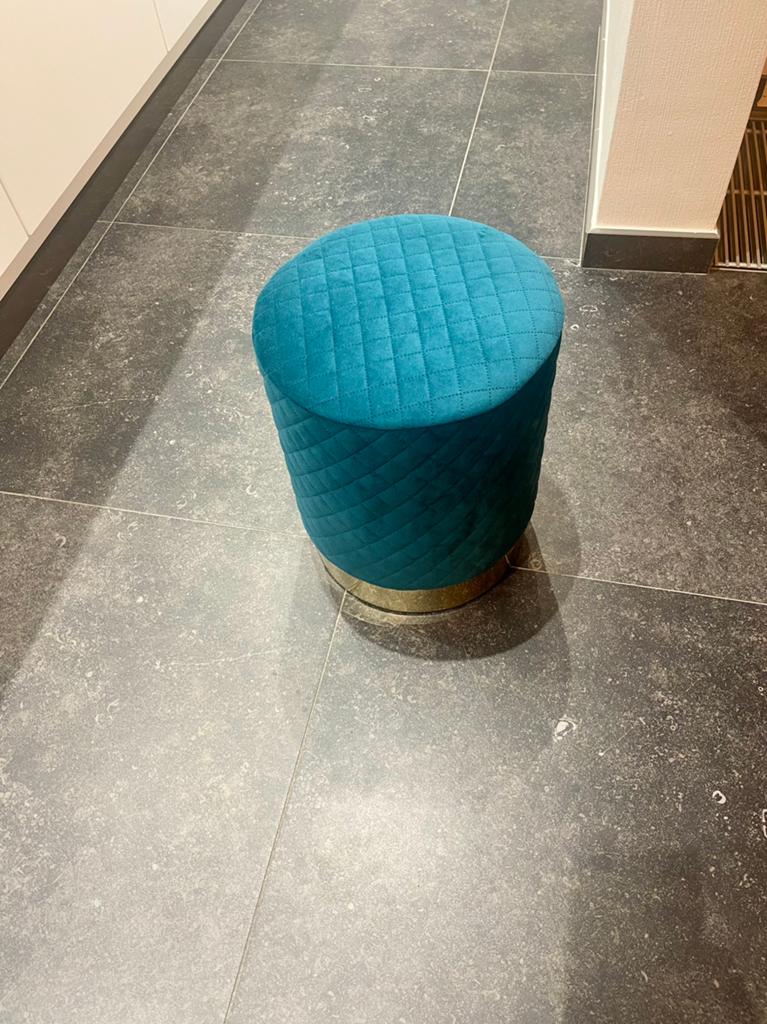 Blauwe velvet poefje met goud, Ophalen, Zo goed als nieuw, Rond