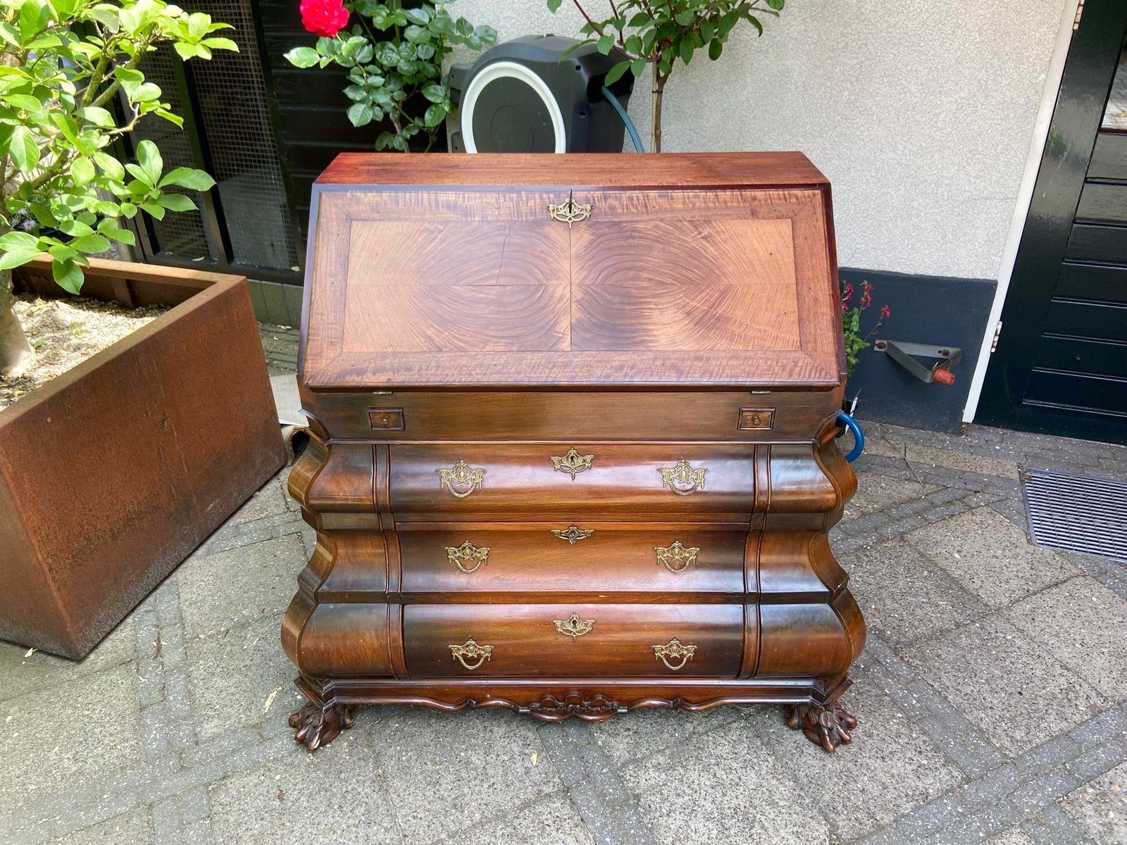 Secretaire buikkast walnotenhout met verborgen vakjes, Ophalen