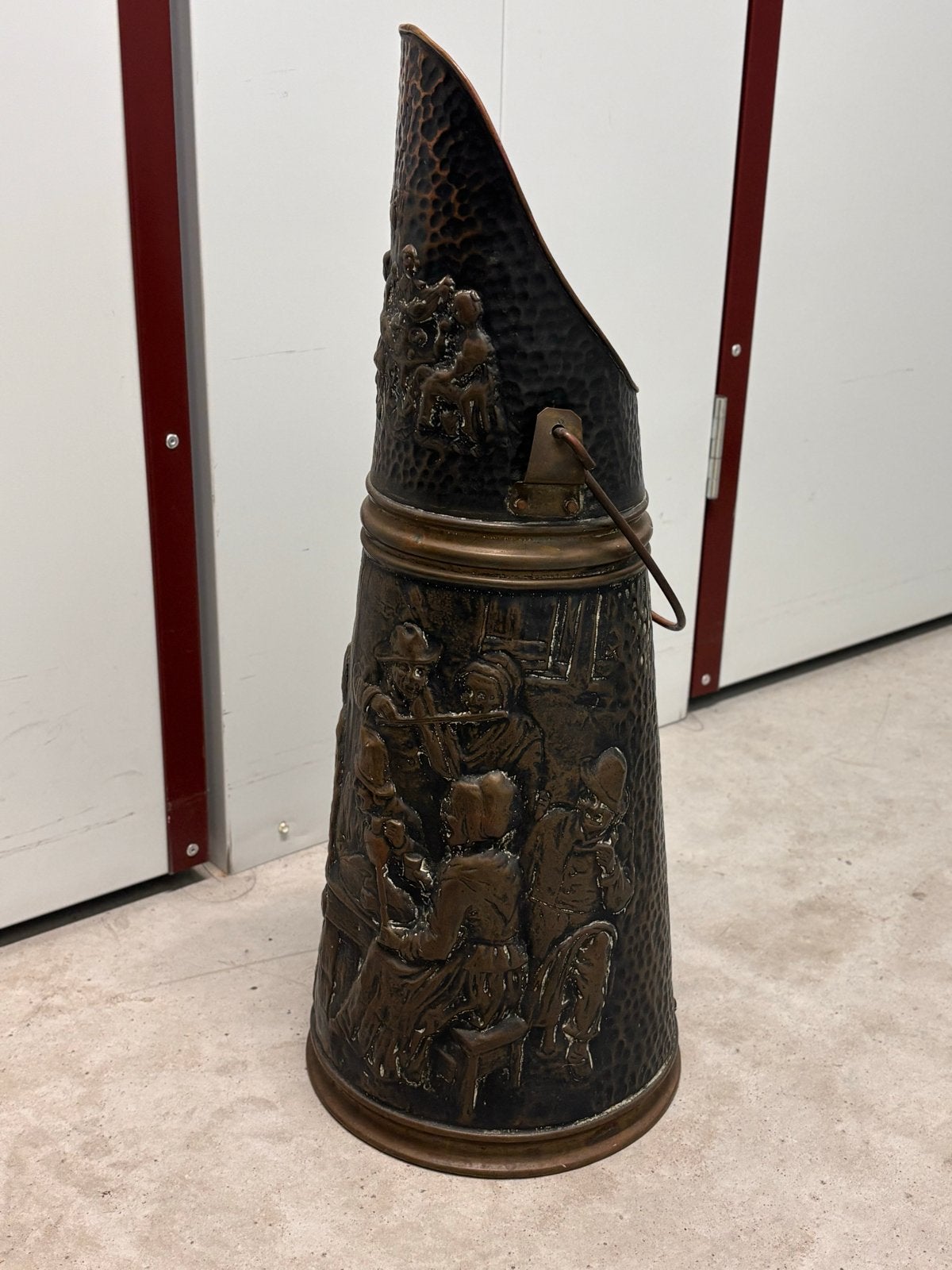 Antieke koperen kolenemmer met reliëfdecoratie, Ophalen, Koper