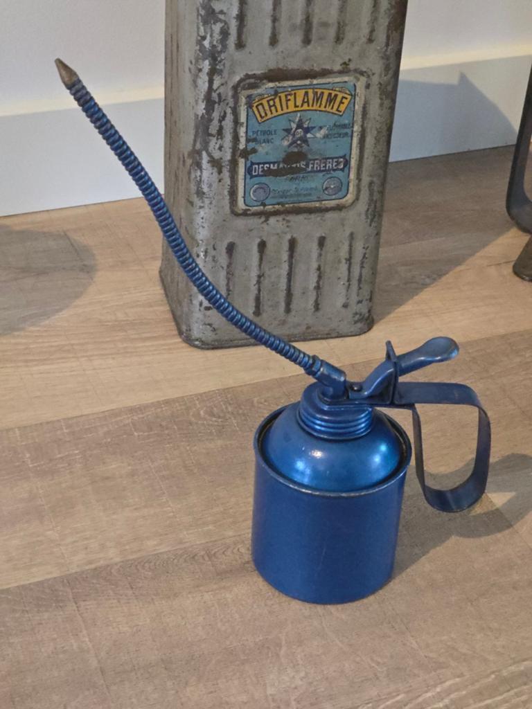 Prachtige antieke blauw stalen oliekan met pomp en flexibele, Antiek en Kunst, Antiek | Gereedschap en Instrumenten, Ophalen of Verzenden