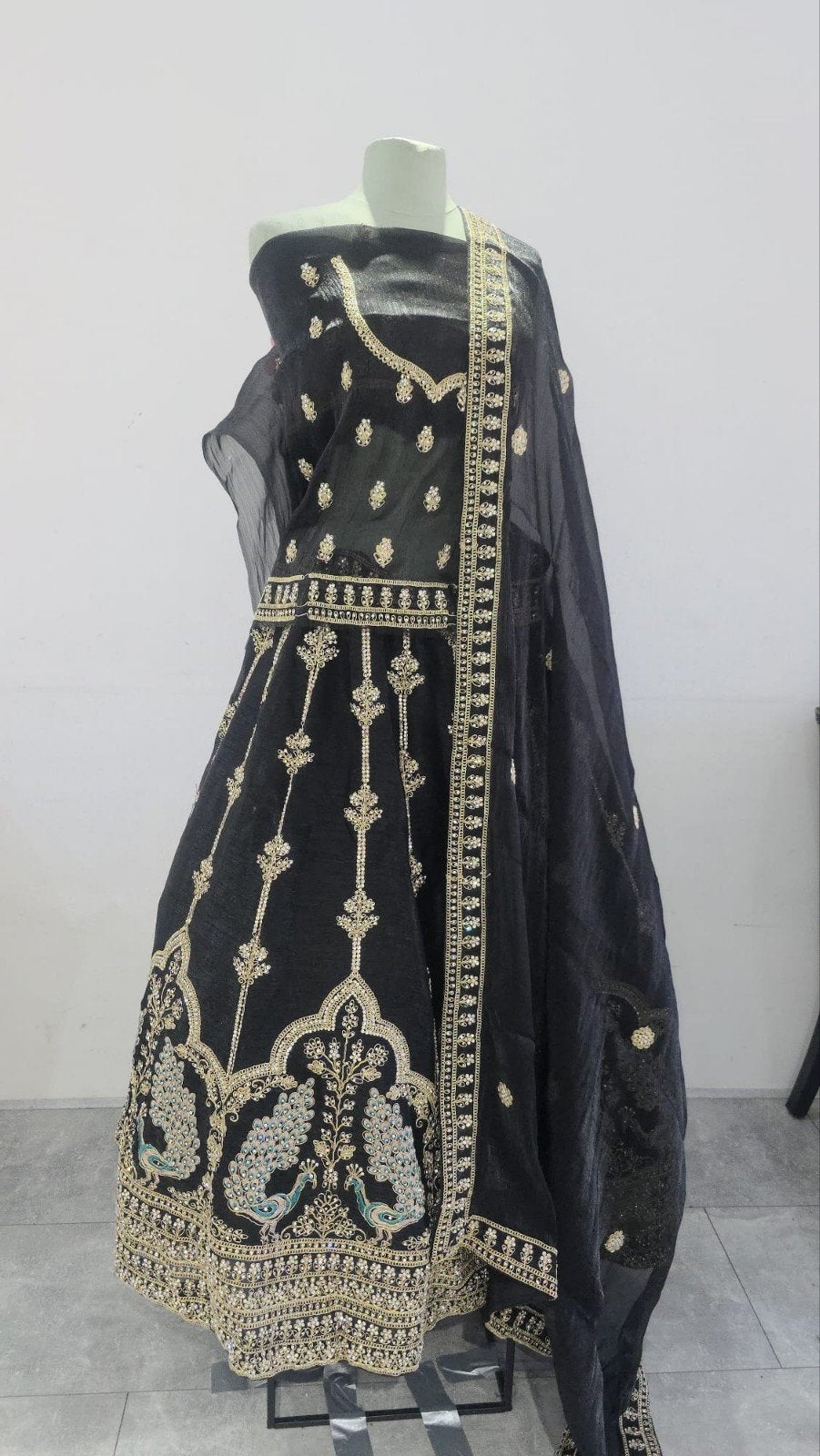 Zwarte Lehenga met gouden borduurwerk en dupatta, Ophalen of Verzenden, Nieuw, Zwart, Onder de knie