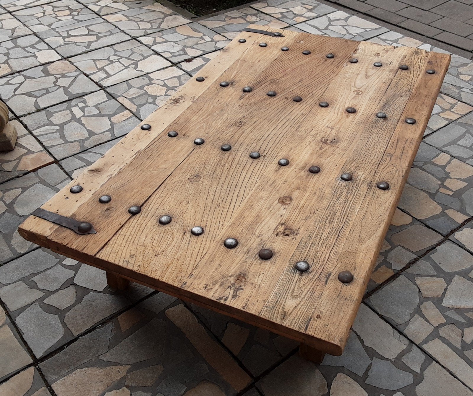 Unieke salontafel van oude kloosterdeur - Teakhout, Ophalen, Gebruikt, Teakhout, 50 tot 100 cm