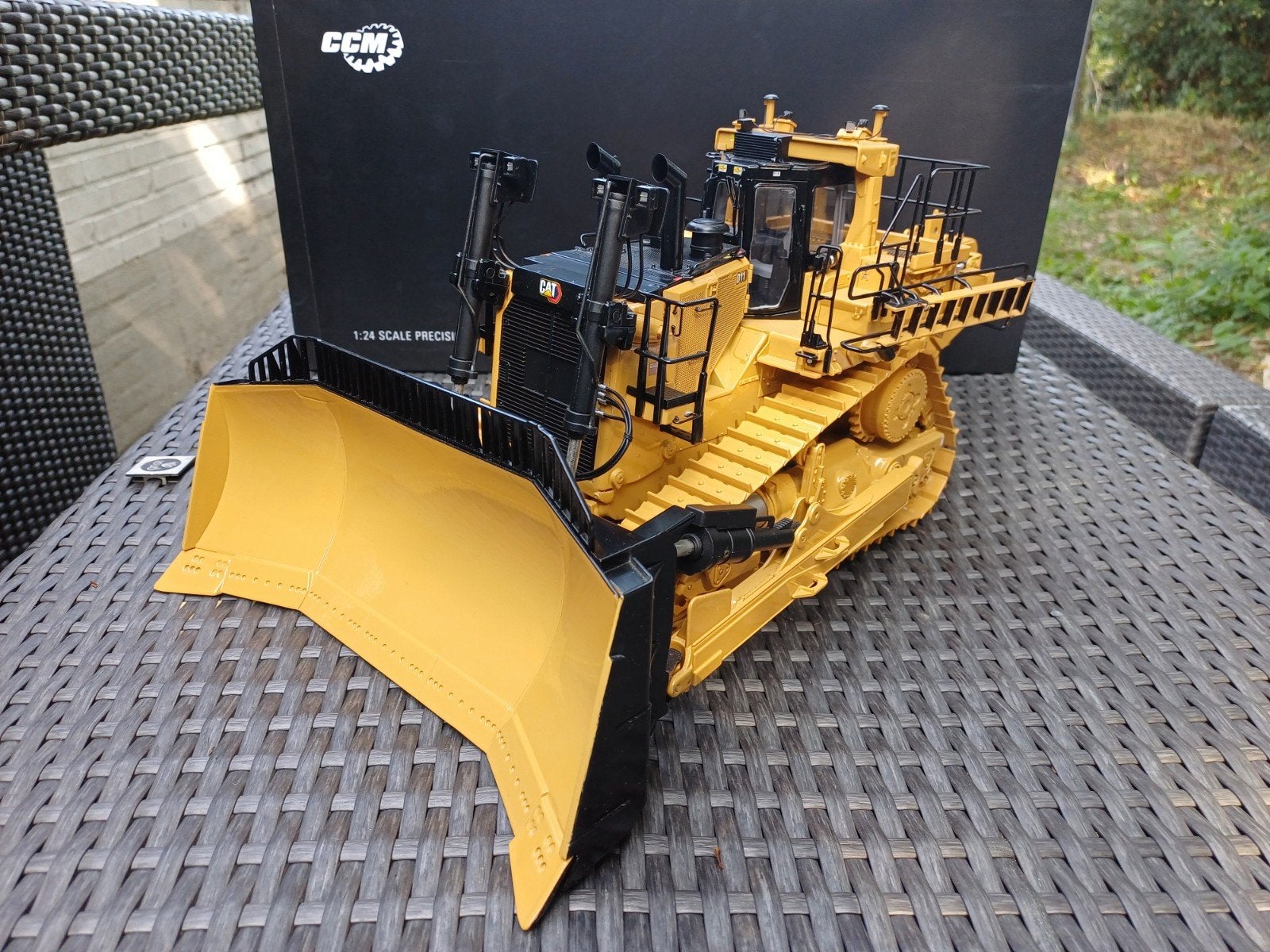 CCM Classic construction models Caterpillar D11 1:24, Hobby en Vrije tijd, Modelauto's | 1:50, Ophalen of Verzenden, Zo goed als nieuw