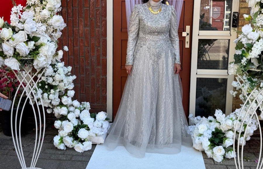 zilveren gala jurk, Kleding | Dames, Galajurk, Maat 42/44 (L), Ophalen of Verzenden, Grijs