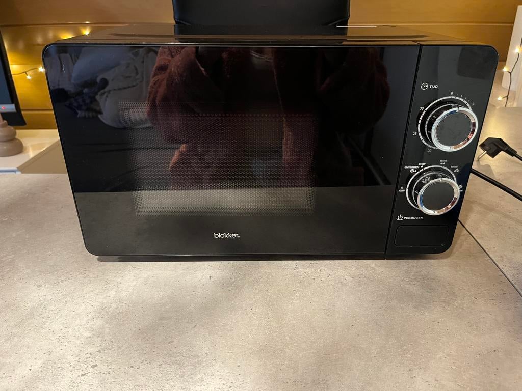 Nette blokker magnetron 700W-werkt perfect, Witgoed en Apparatuur, Magnetrons, Zo goed als nieuw, Draaiplateau, Ophalen of Verzenden