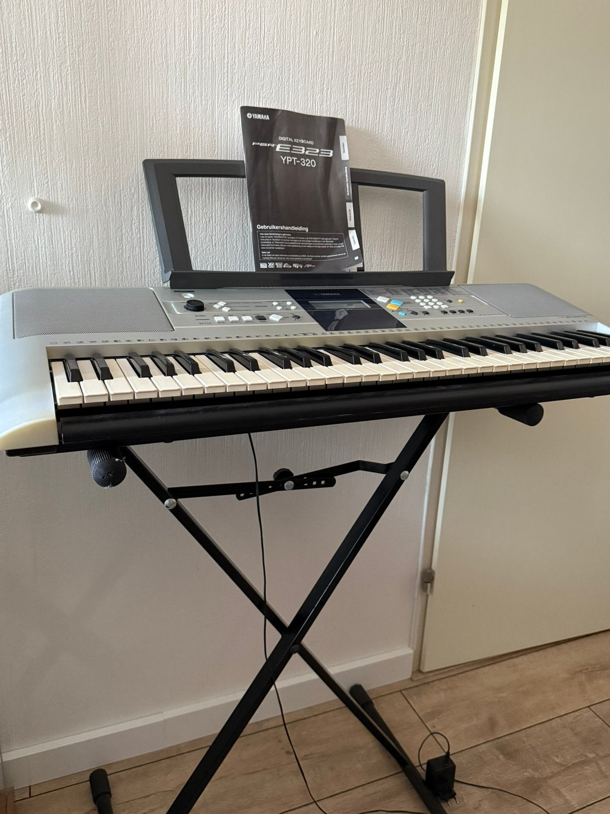 Yamaha psre323 keyboard + hoog standaard zsm weg, Muziek en Instrumenten, Keyboards, Ophalen, Zo goed als nieuw, 61 toetsen, Yamaha