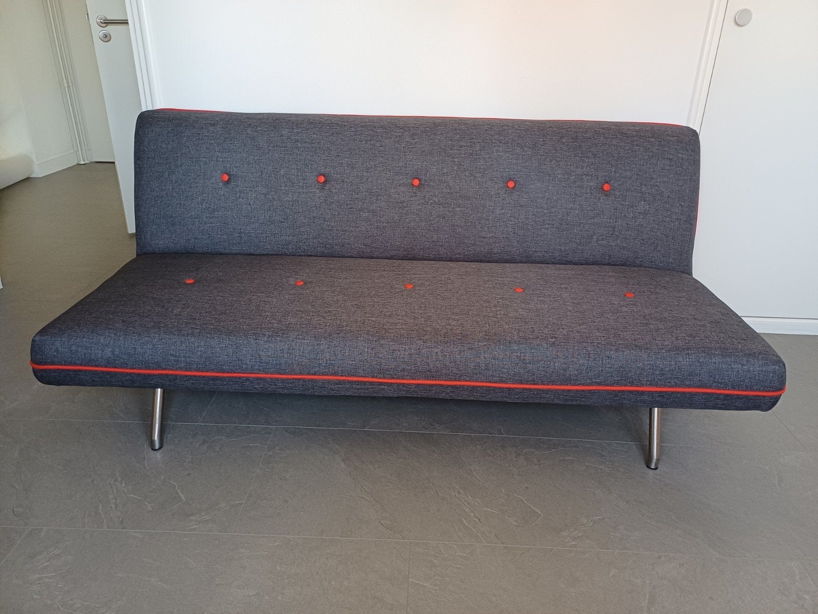 Moderne slaapbank - Grijs met rode accenten, 150 tot 200 cm, Tweepersoons, 75 tot 100 cm, Zo goed als nieuw