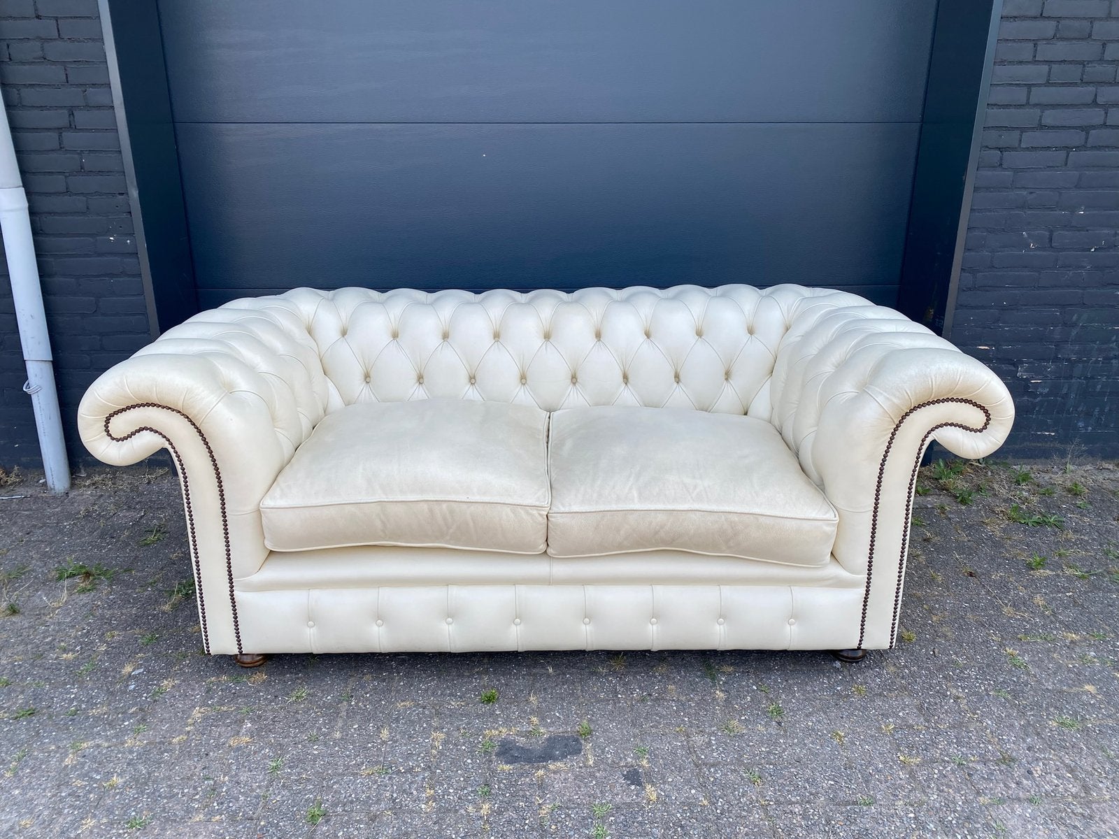 Springvale Chesterfield bank + poef roomwit, Ophalen, 125 cm of meer, Leer, Zo goed als nieuw