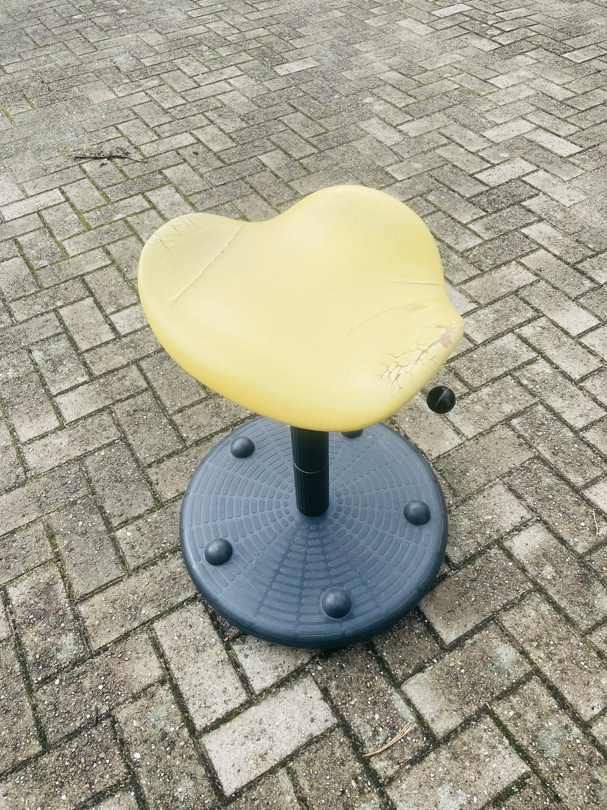 Kapperstoel geel, Ophalen, Gebruikt, Geel, Bureaukruk