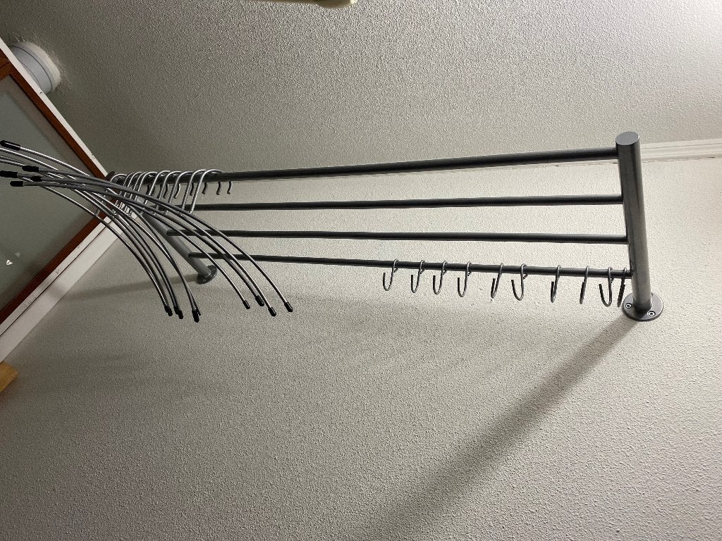 Kledingrek met haken en hangers., Wandkapstok, Ophalen of Verzenden, Zo goed als nieuw, Minder dan 100 cm
