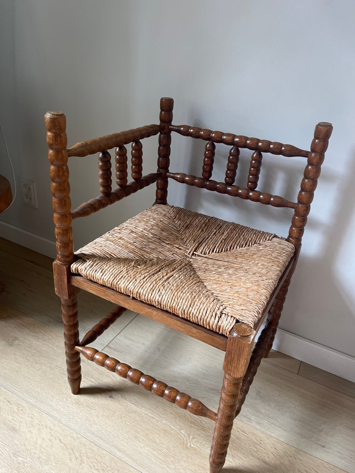 Nette Bobbin Stijl Stoel van Donker Eikenhout, Antiek en Kunst, Antiek | Meubels | Stoelen en Banken, Ophalen of Verzenden