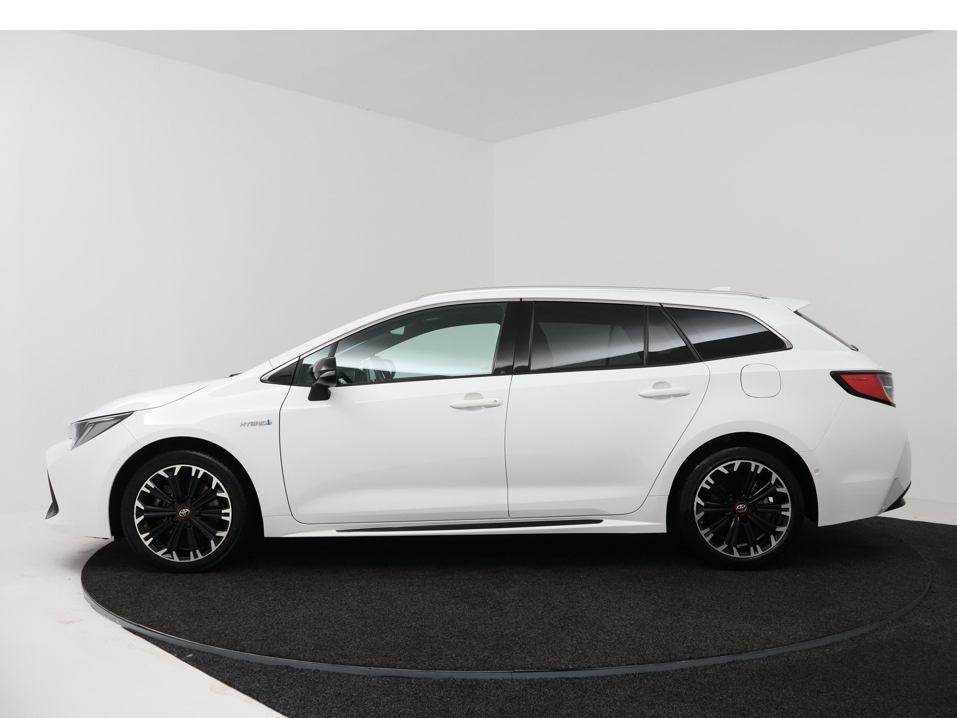 Toyota Corolla Touring Sports 2.0 Hybrid GR-Sport (bj 2021), Gebruikt, 4 cilinders, Wit, Origineel Nederlands