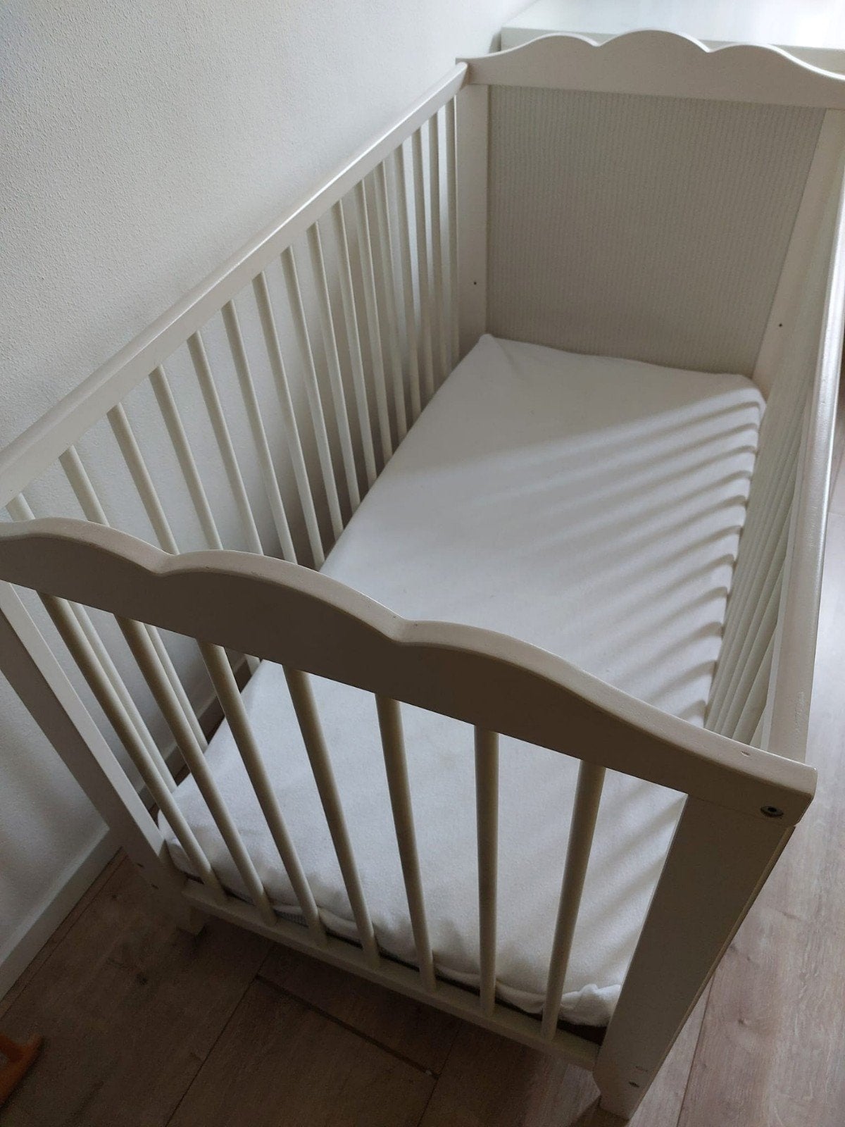 Ķinderbedje Sundvik, gratis 2 pakken luiers 
60x120 cm. Incl, Ophalen of Verzenden, Zo goed als nieuw, Ledikant