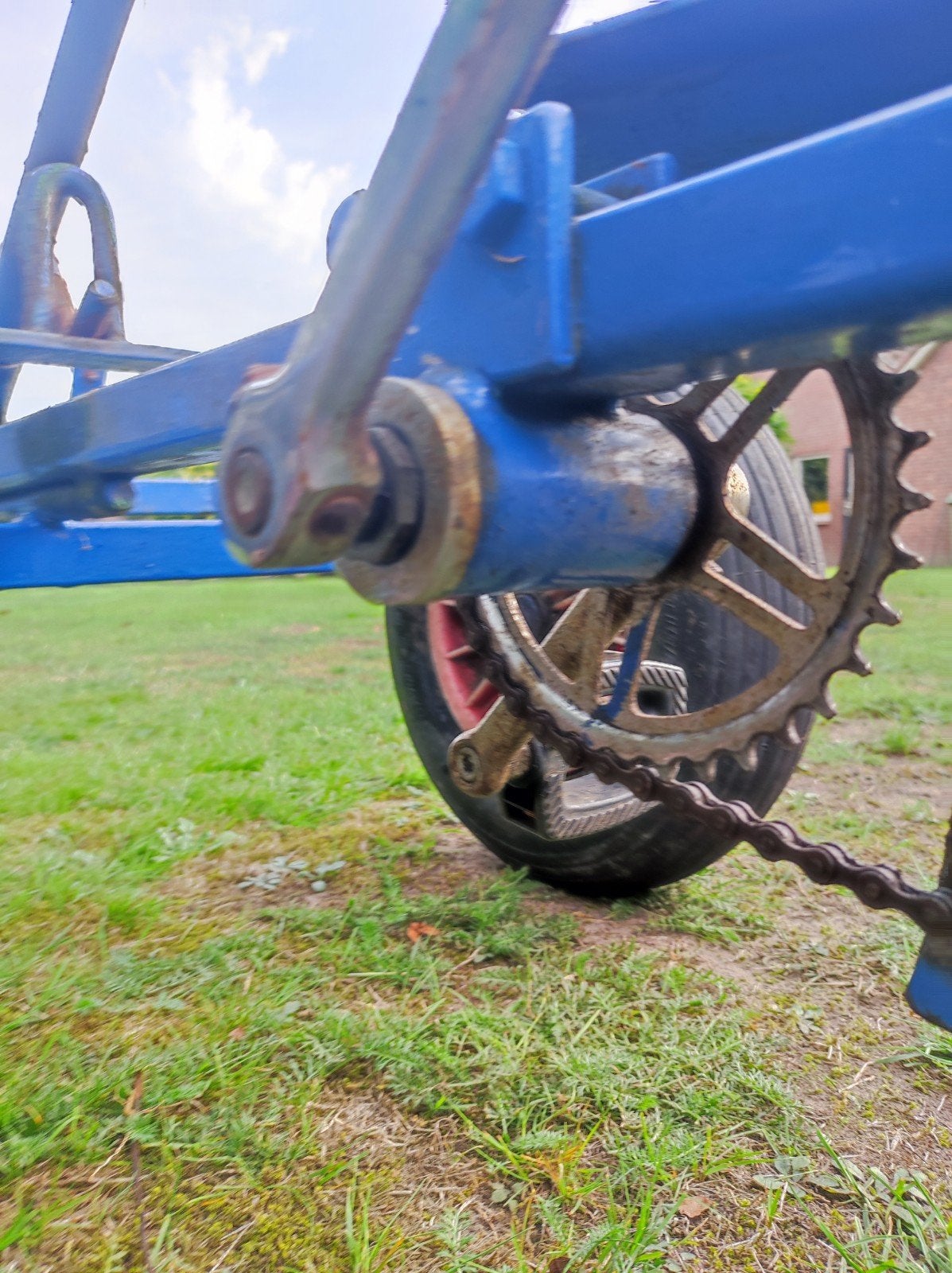 Blauwe skelter met aanhangerkoppeling