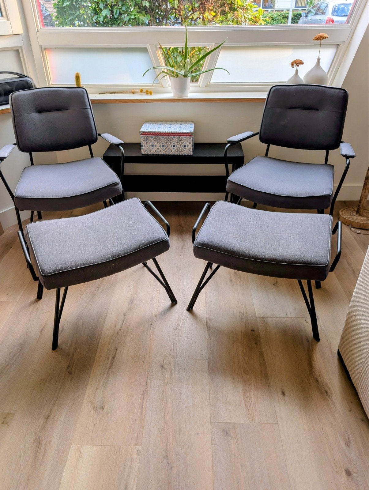 Twee antraciet fauteuils met losse voetenbankjes, Ophalen, 75 tot 100 cm, Zo goed als nieuw, Stof