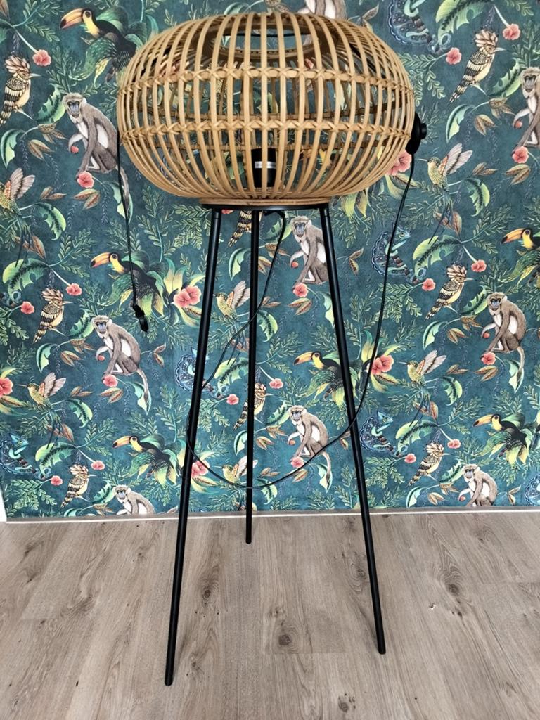 Rotan vloerlamp met zwart metalen poten, Huis en Inrichting, Lampen | Vloerlampen, Ophalen of Verzenden, Zo goed als nieuw, Hout