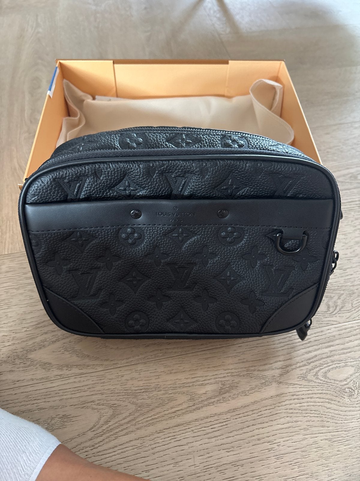 Louis Vuitton Outdoor Pouch Zwart Monogramp Empreinte, Ophalen of Verzenden, Zo goed als nieuw, Zwart