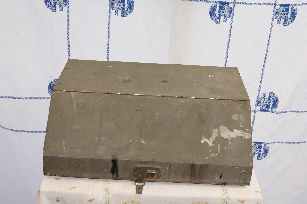Metalen opberg box  ( Antiek, Antiek en Kunst, Antiek | Gereedschap en Instrumenten, Ophalen of Verzenden