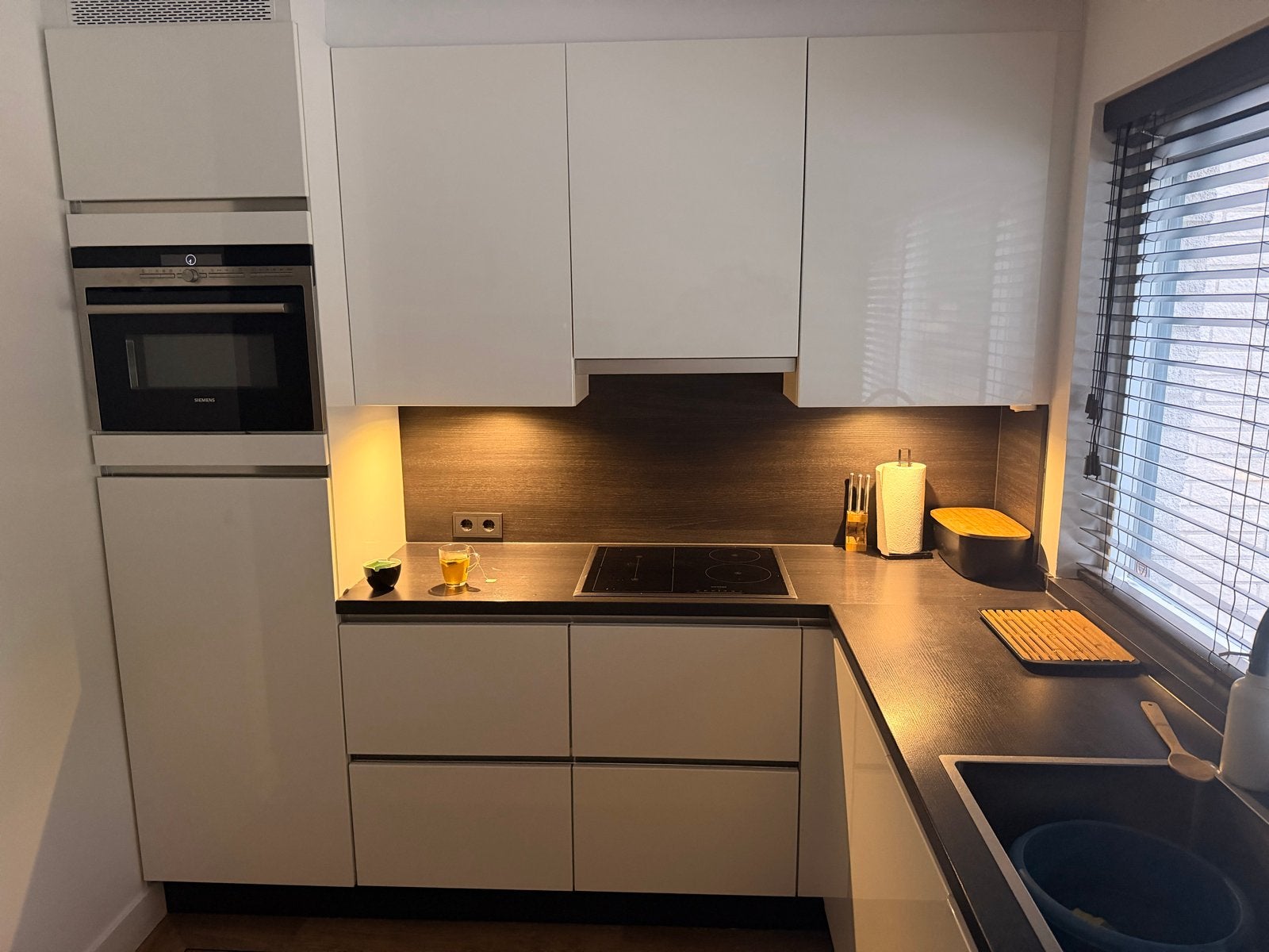 Moderne hoekkeuken met Siemens apparatuur., Ophalen, Gebruikt, Wit, Hoekkeuken