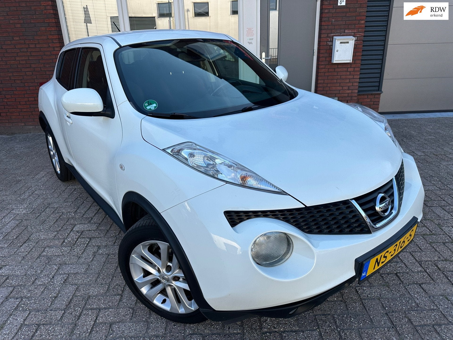 Nissan Juke 1.6 Tekna / AUT / Navi / Camera / Clima / Stoelv, Auto's, Euro 5, 4 cilinders, Met garantie (alle), Wit