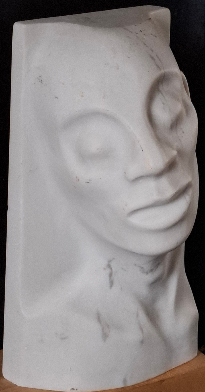 LA MORT EN MARBE. DELCOURT  '47. Borstbeeld.  Wit marmer., Ophalen, Art deco, Buste, Handgemaakt