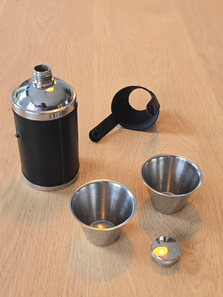 Vintage Reisset bidon / drankfles met 2 bekertjes €9, Ophalen of Verzenden