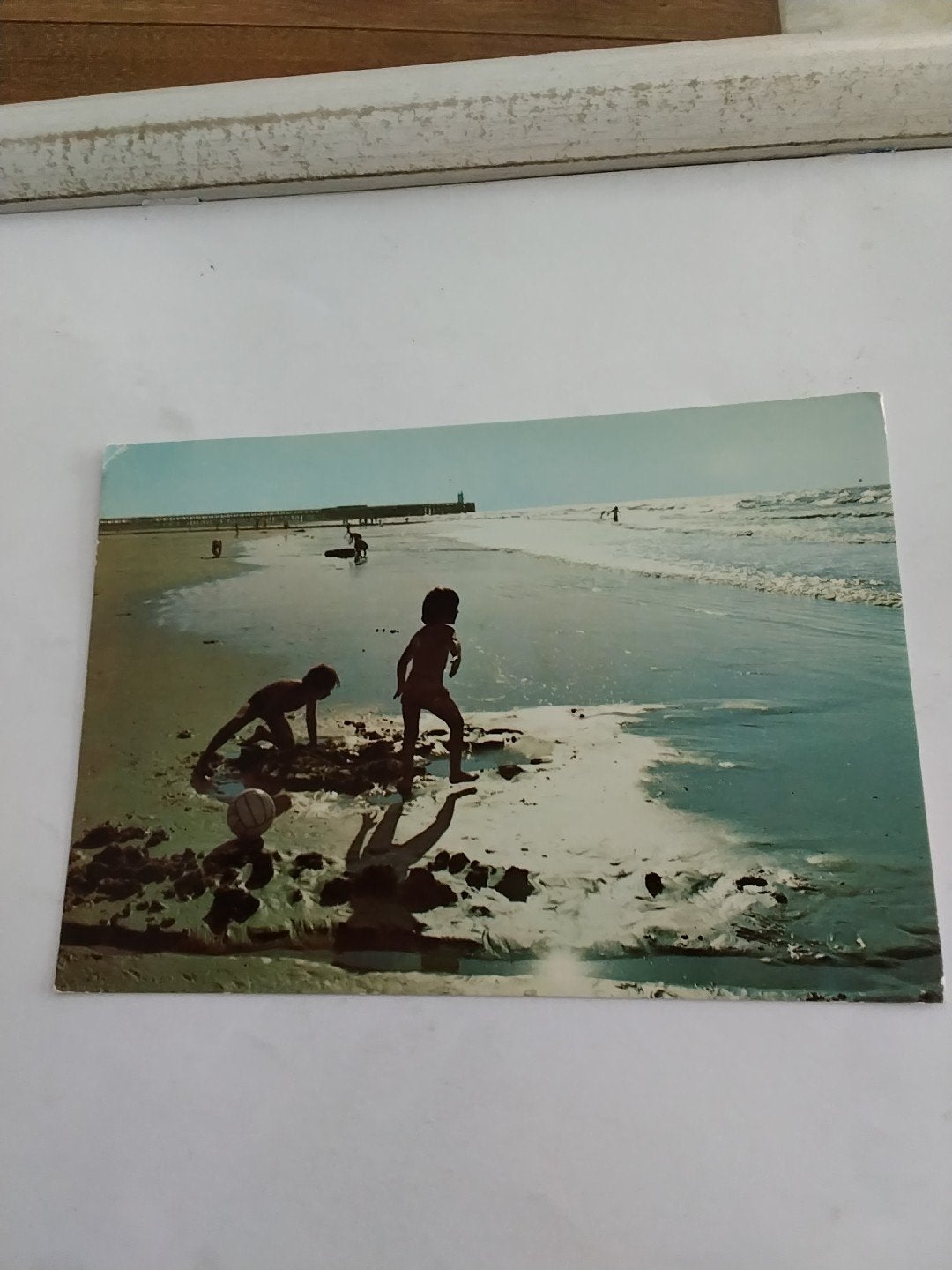 Vintage Ansichtkaart: Kinderen op het Strand (Gelopen), Ophalen of Verzenden, 1960 tot 1980, Gelopen