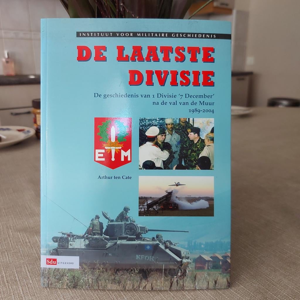 De Laatste Divisie: Geschiedenis 1 Divisie '7 December', Boeken, Arthur ten Cate, Ophalen of Verzenden, Zo goed als nieuw, Landmacht