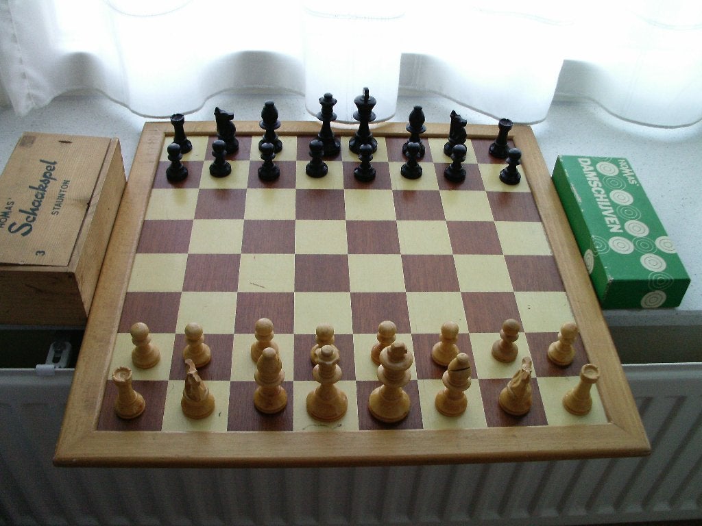 Houten schaakspel Homas Lasker 44 x 44 cm incl. damstenen, Een of twee spelers, Ophalen of Verzenden, Gebruikt, Homas