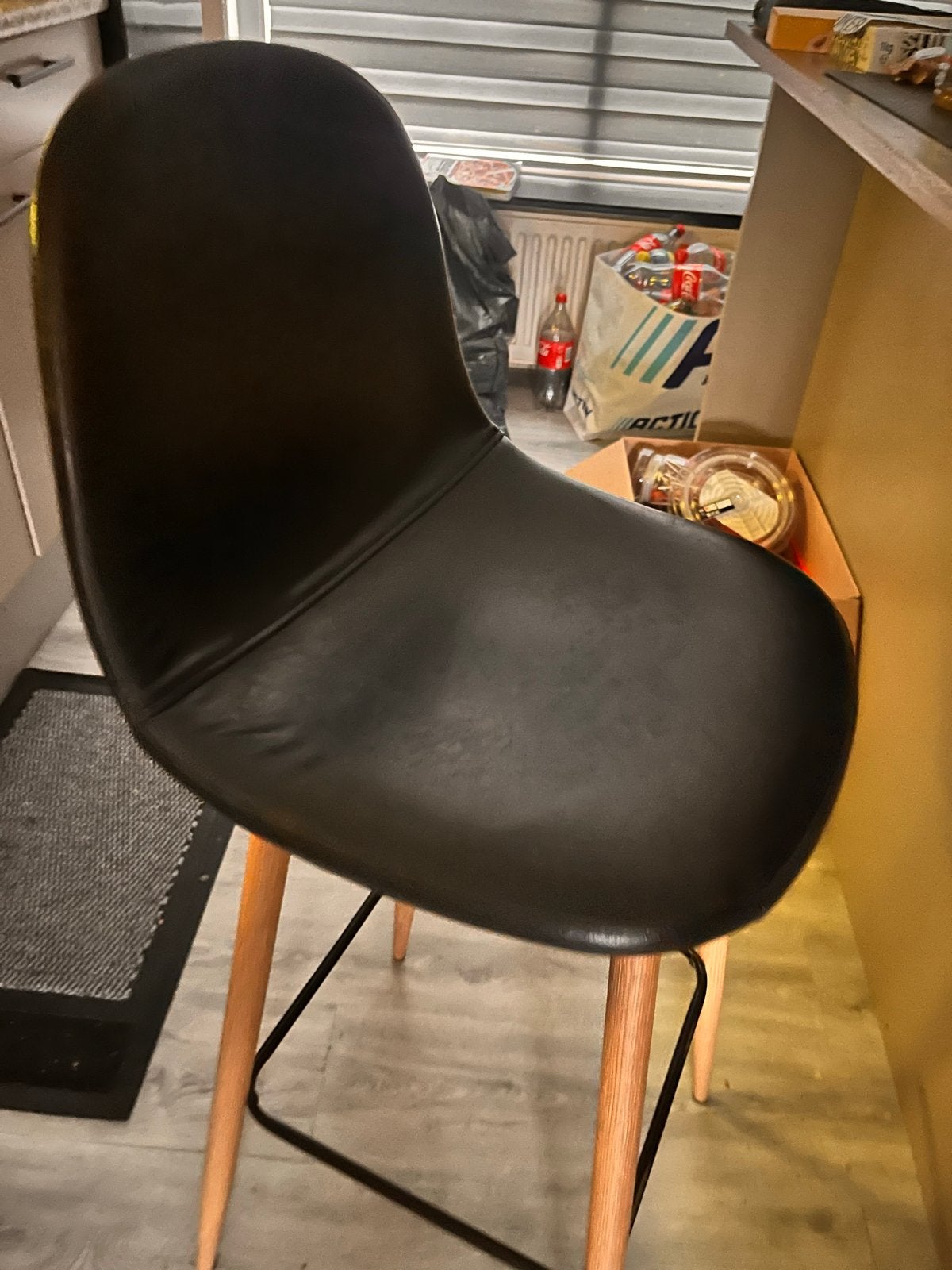 Set van 4 barkrukken zwart kunstleer met houten poten, Ophalen, Met voetsteun, 60 tot 90 cm, Zo goed als nieuw