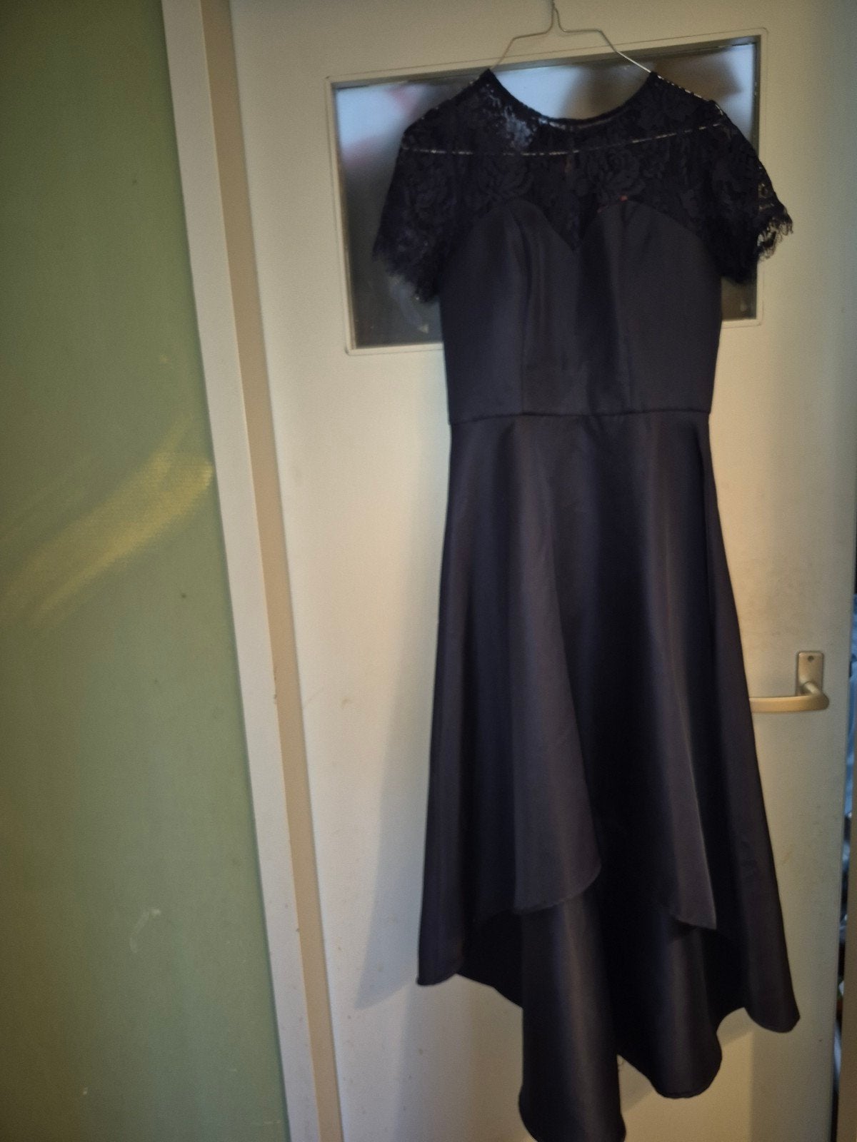 Donkerblauwe kanten jurk van Chi Chi London, maat 38/40, Maat 38/40 (M), Blauw, Ophalen of Verzenden, Zo goed als nieuw