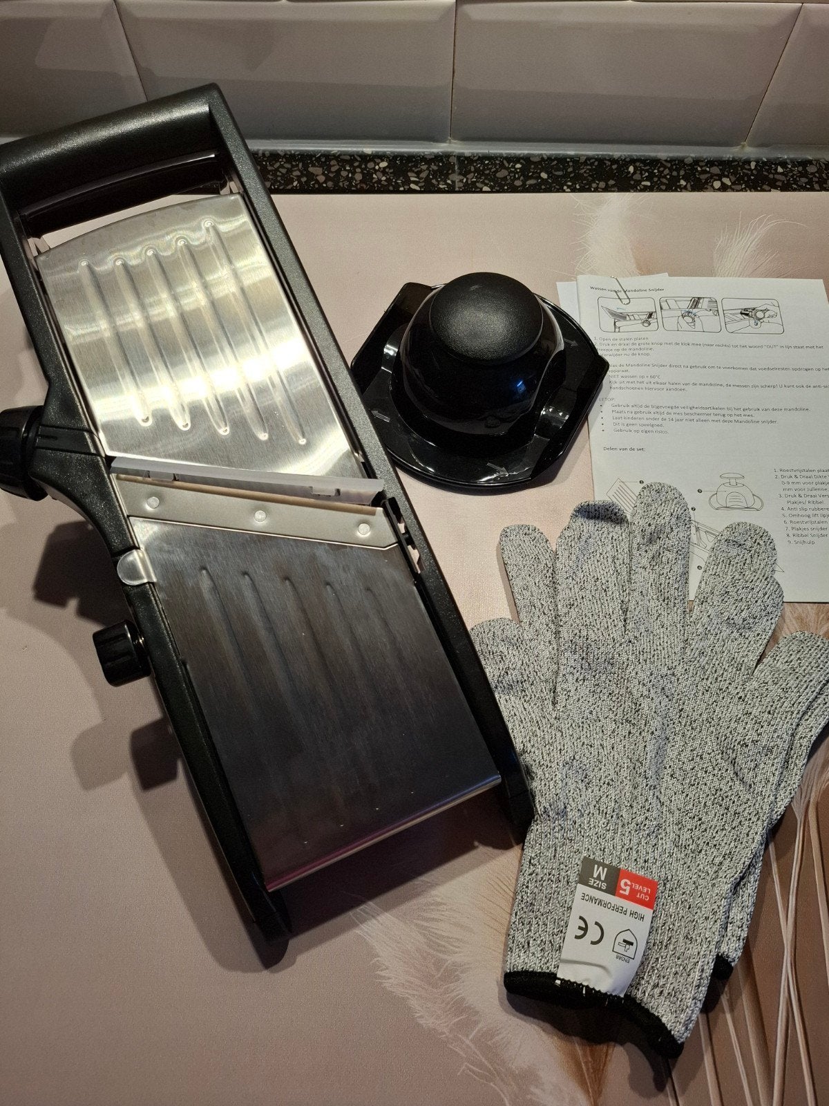 QWality Mandoline Snijmachine met Handschoenen, Ophalen of Verzenden, Zo goed als nieuw, Zwart, Metaal