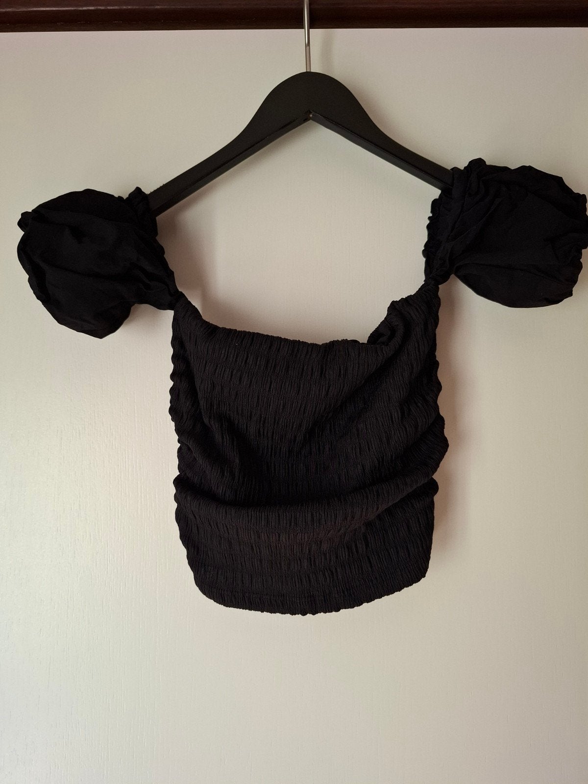 nieuwe korte top met pofmouwtjes,mt.M,Bershka, Ophalen of Verzenden, Zwart, BH