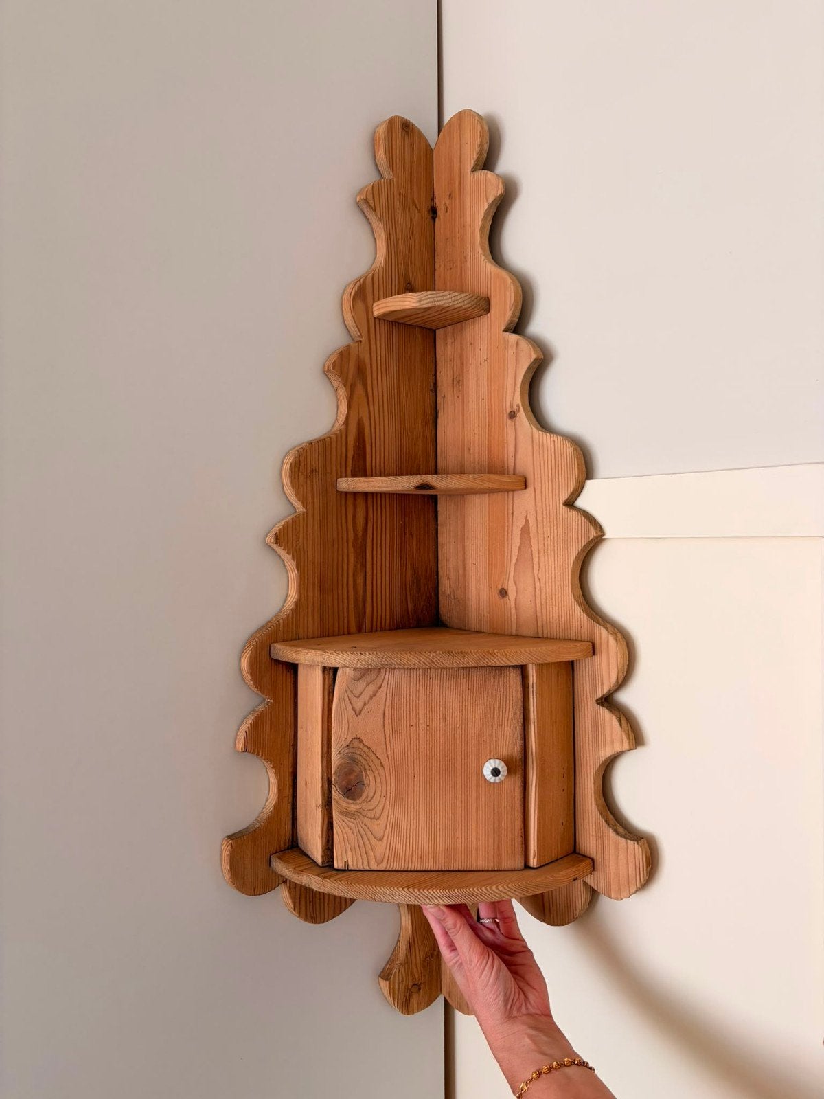 Antieke houten hoekplank met kastje, Ophalen