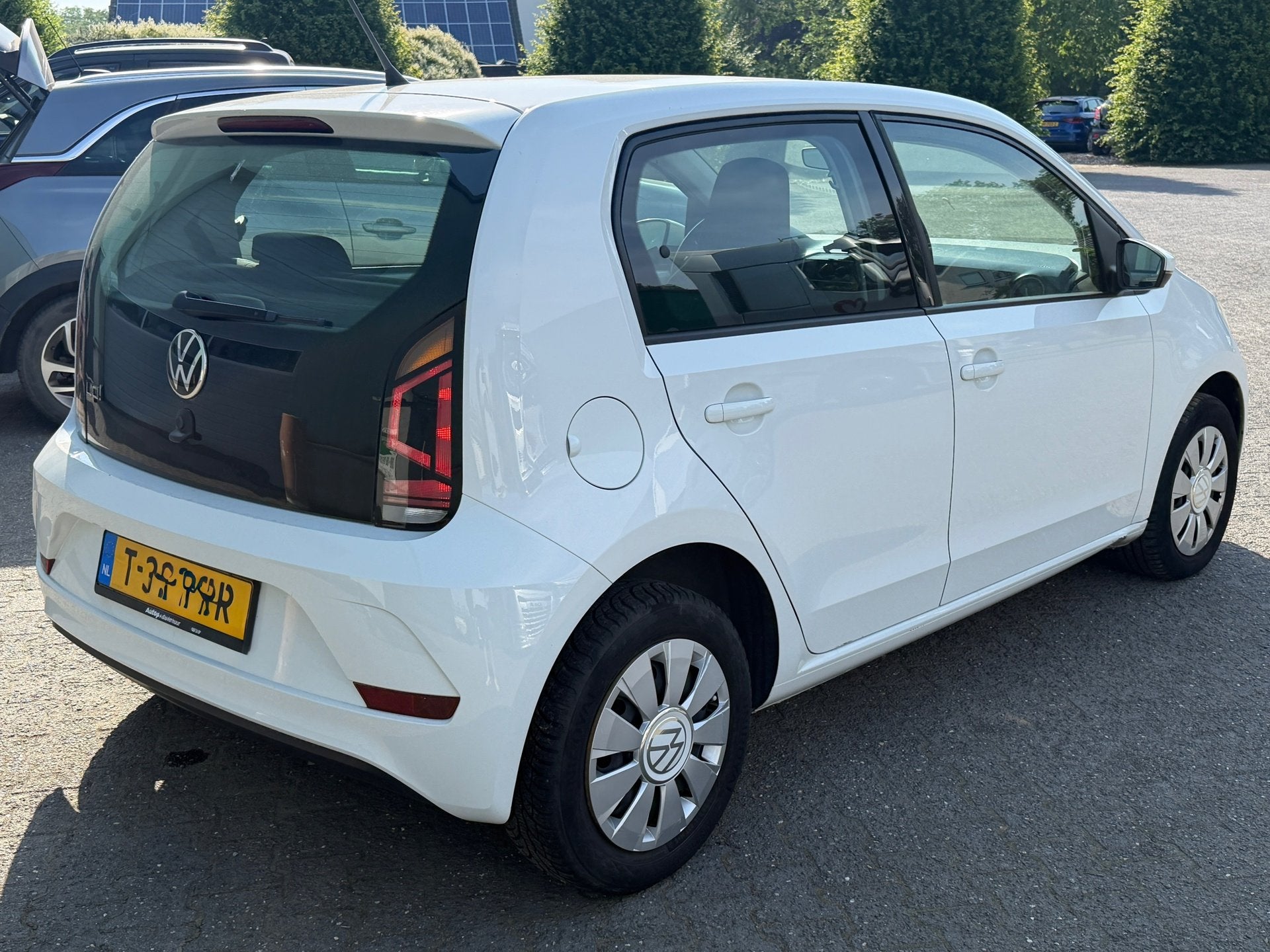 Foto 5 van Volkswagen Up! 1.0 5 Drs Airco Elak Pakket Donker glas
