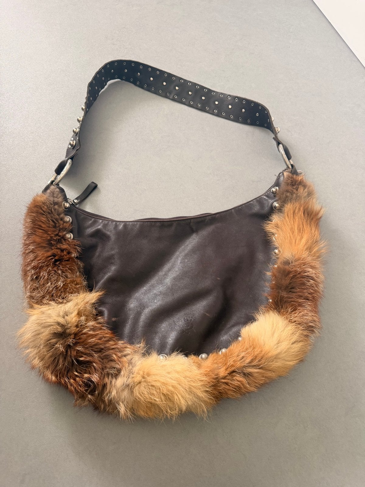 Leren schoudertas met bont en studs, Sieraden, Tassen en Uiterlijk, Tassen | Damestassen, Ophalen of Verzenden, Gebruikt, Bruin