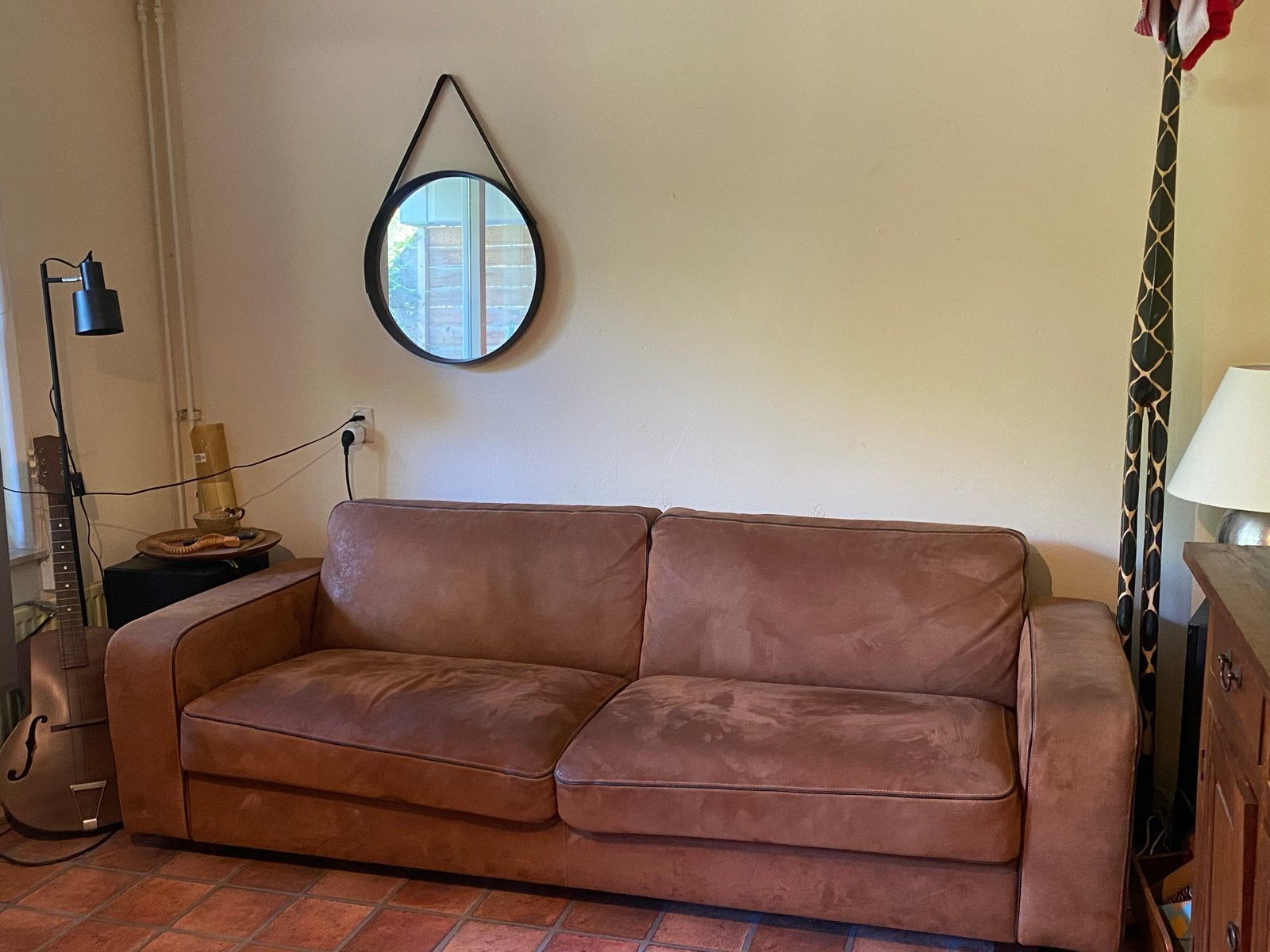 Bruin Suède Design Bank Zeer Comfortabel 3 zit 220cm breed, Huis en Inrichting, Banken | Bankstellen, Gebruikt, Suede bruin design