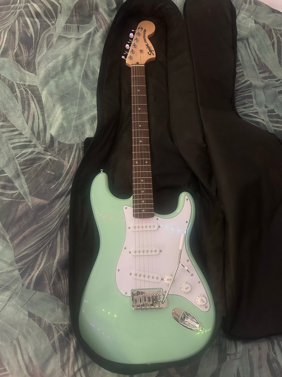 Squier Stratocaster by Fender met accessoires, Ophalen, Fender, Met versterker, Zo goed als nieuw