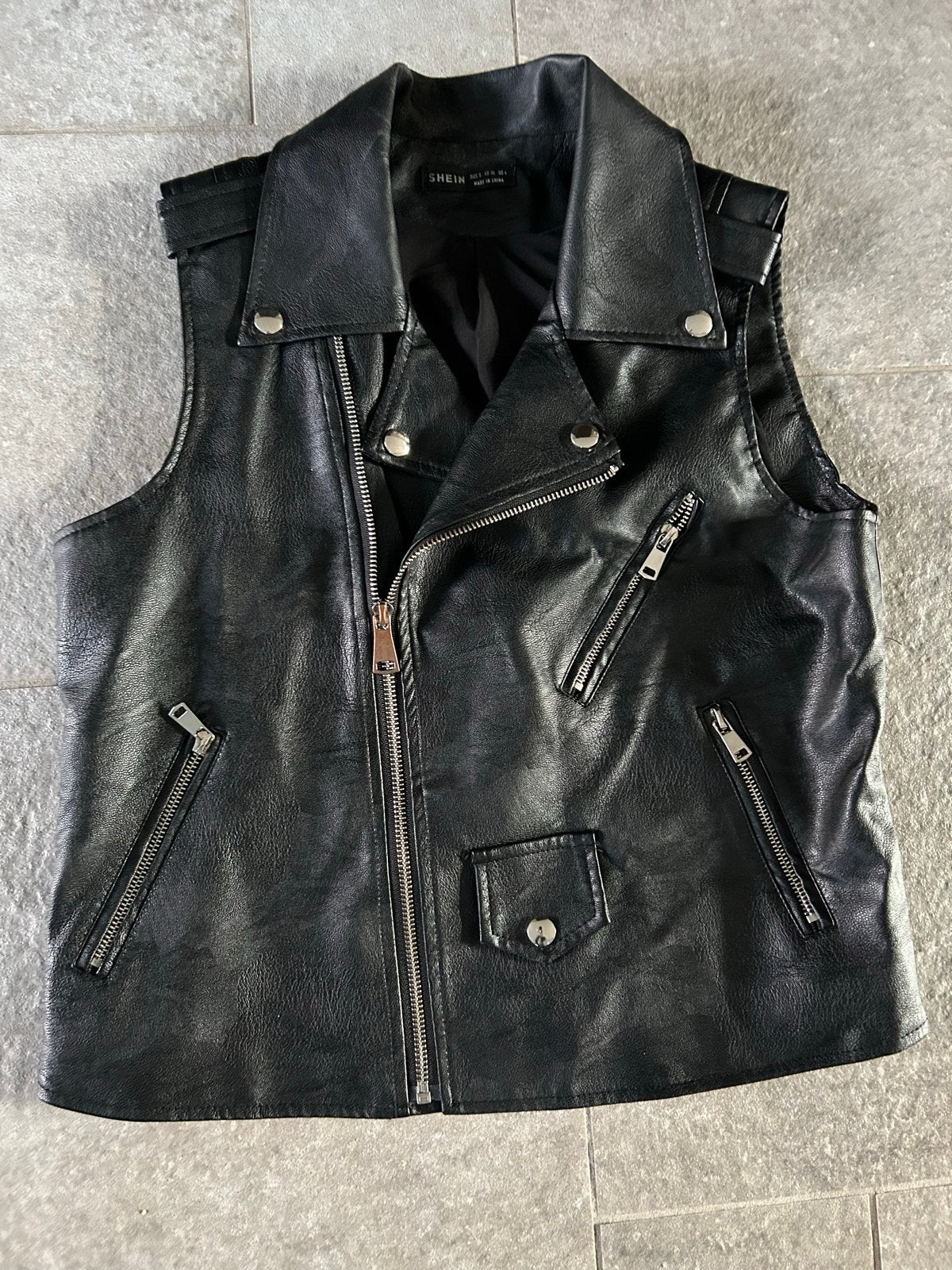 Zwart Skai Gilet met Rode Pullover samen voor 7,50 als mt S, Ophalen of Verzenden, Zo goed als nieuw, Maat 36 (S)
