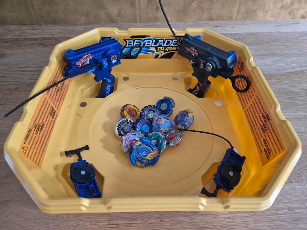Grote Beyblade set met arena, 4 launchers en 11 Beyblades, Ophalen of Verzenden, Gebruikt, Jongen of Meisje