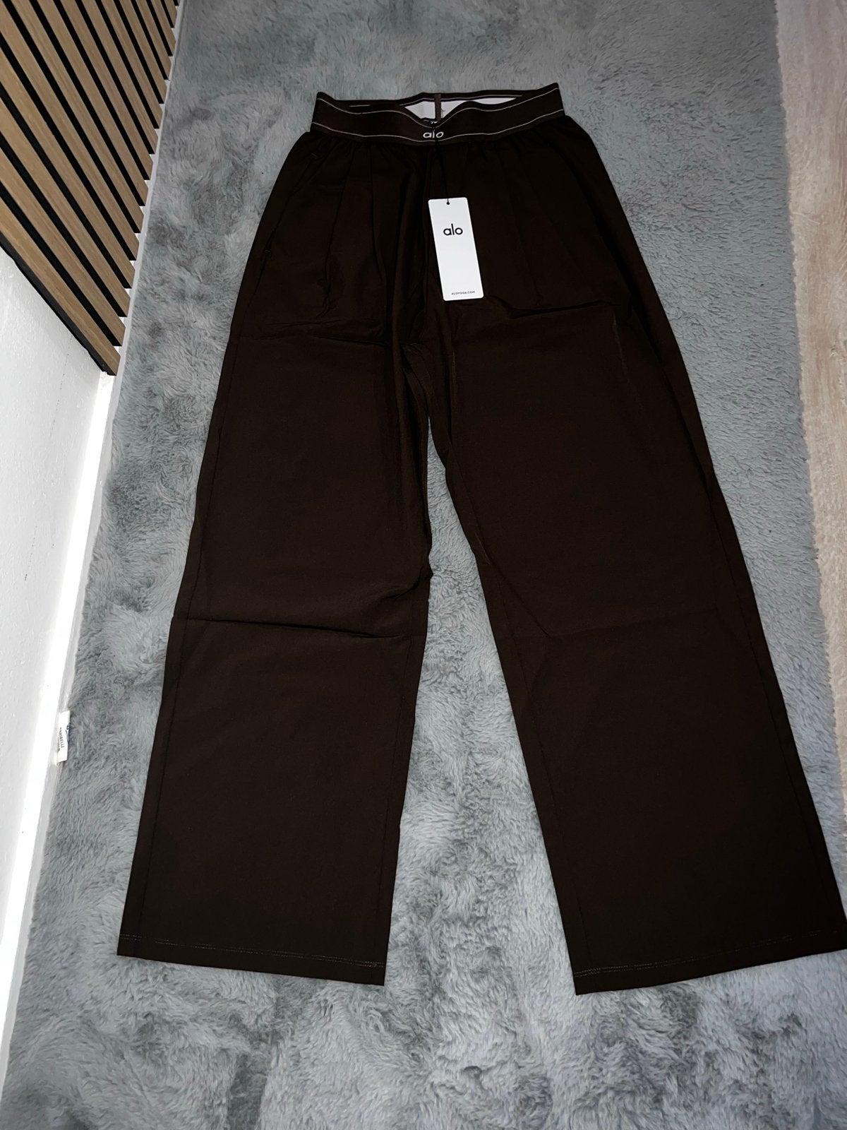 Alo Yoga bruine wijde broek, Bruin, Maat 42/44 (L), Nieuw, Ophalen of Verzenden